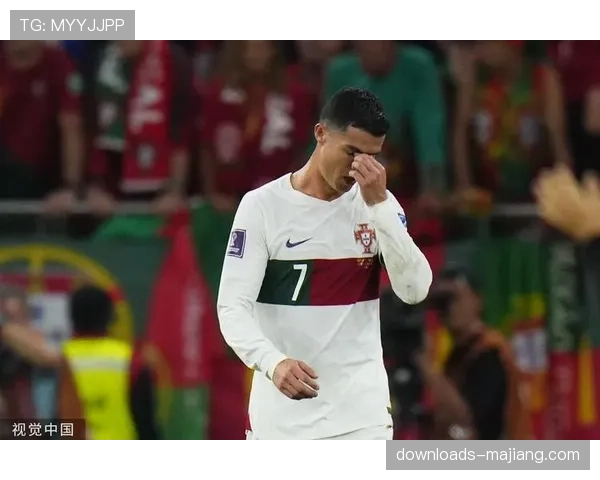 特写:维尼修斯伯纳乌展示第五座金球奖,致敬现场八万球迷 特写:维尼修斯伯纳乌展示第五座金球奖,致敬现场八万球迷