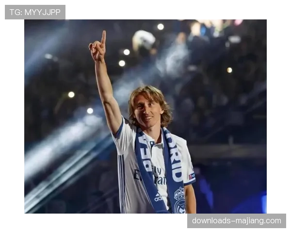 终场哨响，皇马老将莫德里奇与年轻队友拥抱庆祝胜利